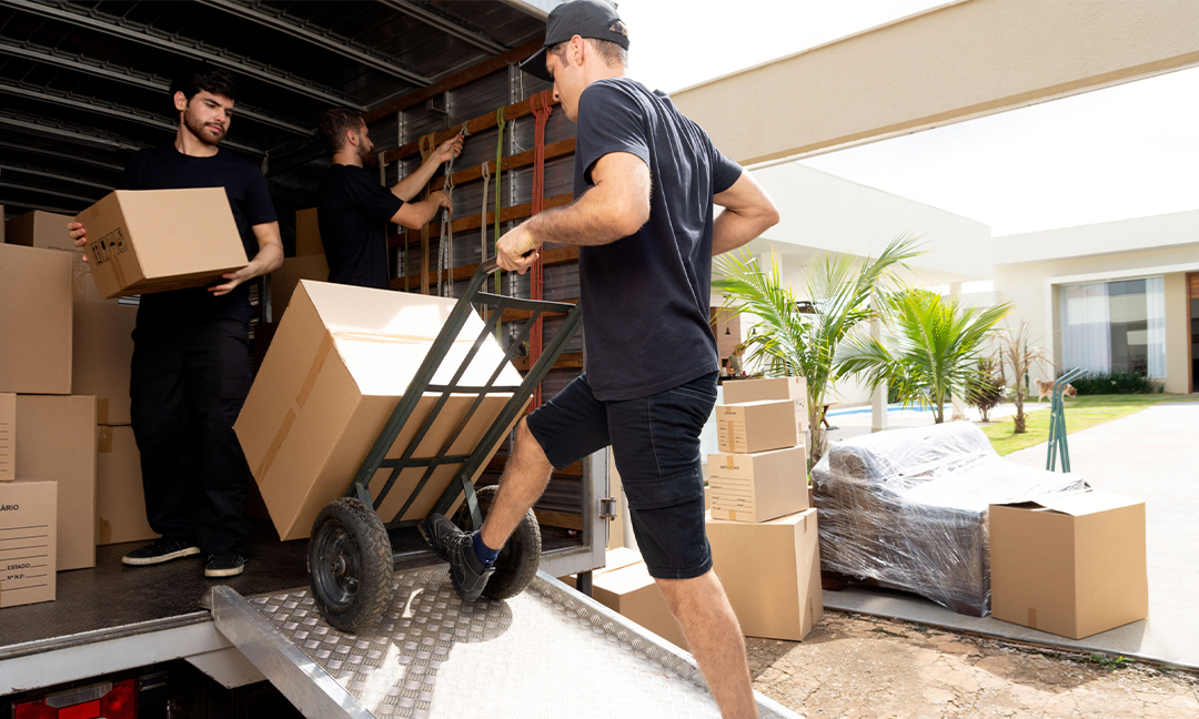When Should You Hire Professional Heavy-Weight Cargo Movers